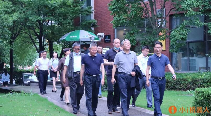 【合作伙伴】上海政協(xié)副主席王志雄一行赴小i機器人考察交流