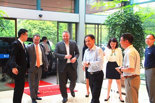 加拿大駐上?？傤I事一行來天堂硅谷參觀訪問